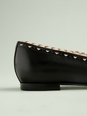 črna - Tabitha Simmons x Next Emilia Leather Point Toe Bow Brogue Detail Ballerina - Slika 4 iz 4