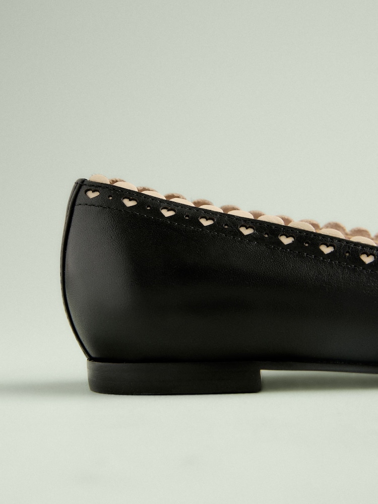 črna - Tabitha Simmons x Next Emilia Leather Point Toe Bow Brogue Detail Ballerina - Slika 4 iz 4
