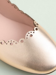 Dourado - Sapatos Mary Jane de couro Tabitha Simmons x Next Elfie Scalloped - Imagem 10 de 10