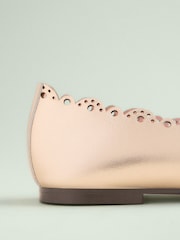 Dourado - Sapatos Mary Jane de couro Tabitha Simmons x Next Elfie Scalloped - Imagem 9 de 10