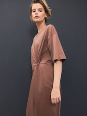Chocolate marrom - Vestido midi torcido com camiseta de manga curta - Imagem 4 de 8