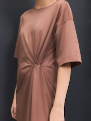Chocolate marrom - Vestido midi torcido com camiseta de manga curta - Imagem 5 de 8