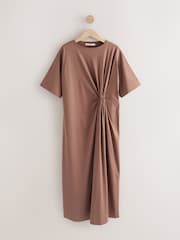Chocolate marrom - Vestido midi torcido com camiseta de manga curta - Imagem 7 de 8