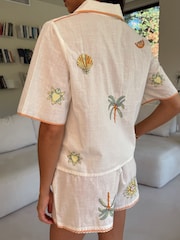 Conjunto de shorts bordados Never Fully Dressed - Imagem 3 de 5