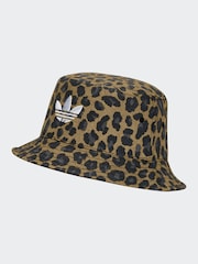 قبعة باكت بنقشة الفهد من adidas Originals - صورة 1 من 2