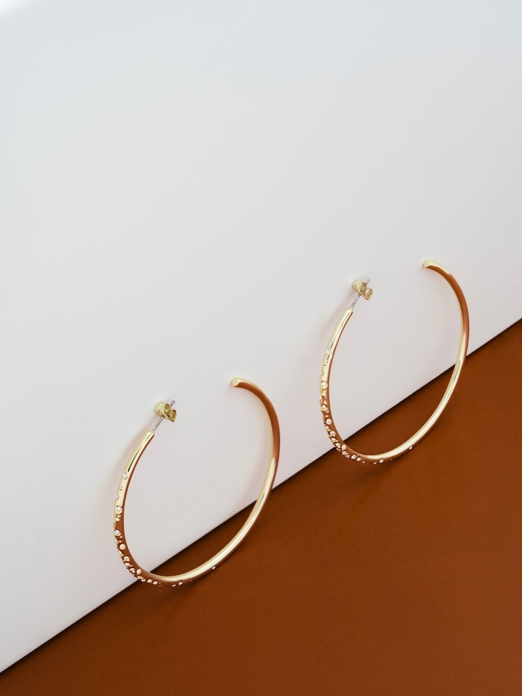 Gold - Karen Millen Large Crystal Sprinkle Hoop Earrings - Bild 2 von 4 Gold - Karen Millen Large Crystal Sprinkle Hoop Earrings - Bild 2 von 4