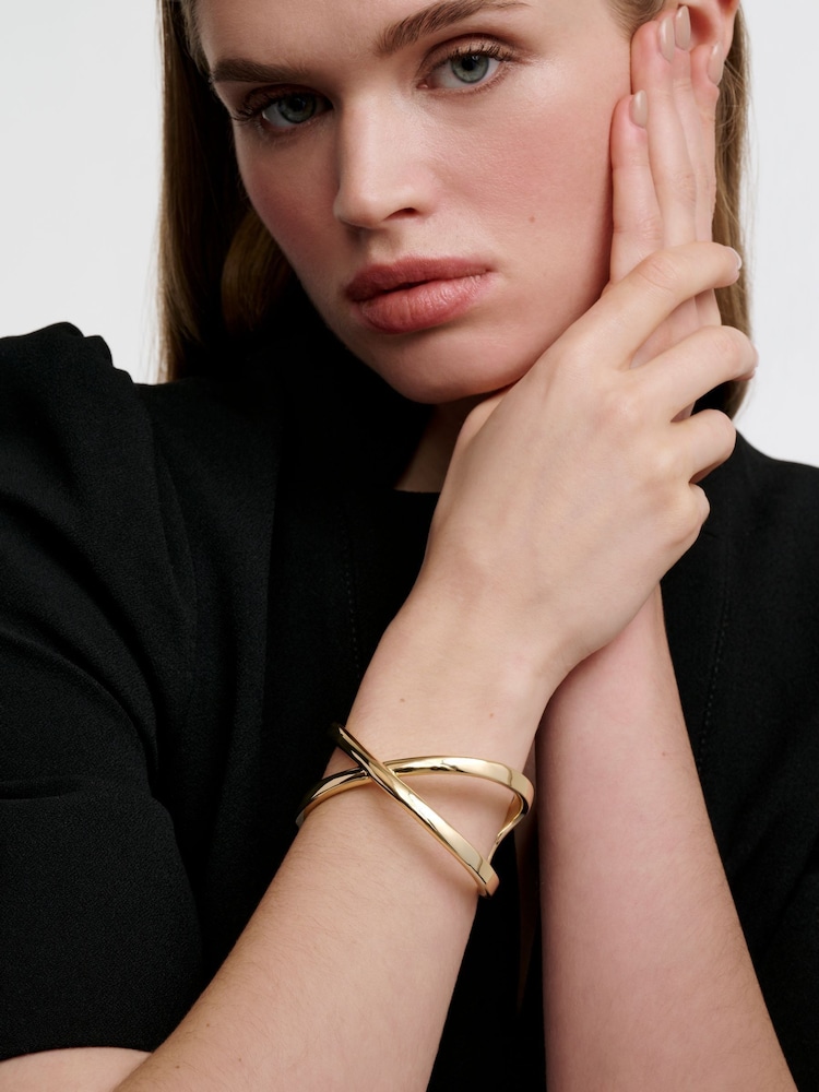 لون ذهبي - سوار معصم عريض لافت بنمط متشابك من Karen Millen - صورة 1 من 5 لون ذهبي - سوار معصم عريض لافت بنمط متشابك من Karen Millen - صورة 1 من 5
