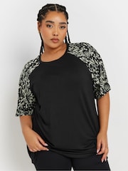 Camiseta Yours Curve com estampa abstrata e manga contrastante - Imagem 1 de 7