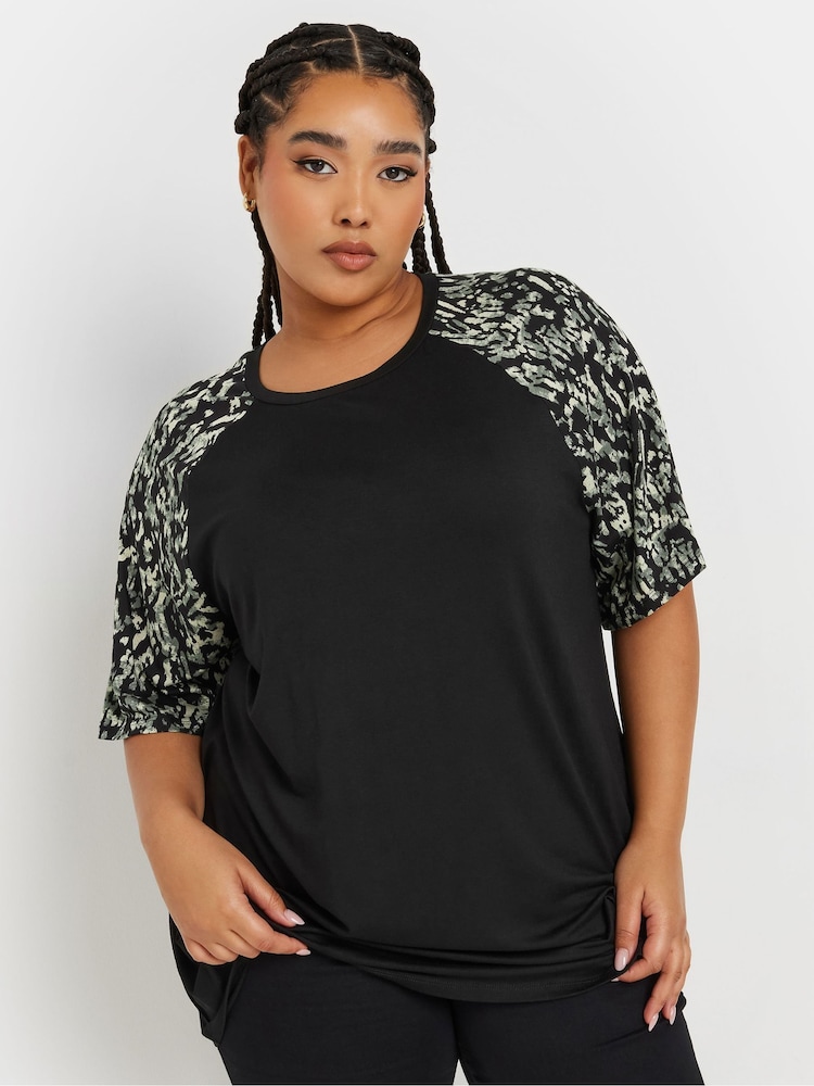 Camiseta Yours Curve com estampa abstrata e manga contrastante - Imagem 1 de 7