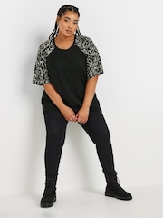 Camiseta Yours Curve com estampa abstrata e manga contrastante - Imagem 2 de 7