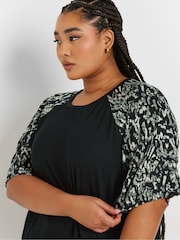 Camiseta Yours Curve com estampa abstrata e manga contrastante - Imagem 4 de 7