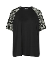 Camiseta Yours Curve com estampa abstrata e manga contrastante - Imagem 5 de 7