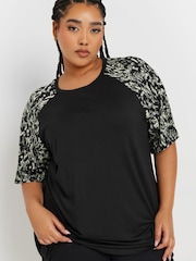 Camiseta Yours Curve com estampa abstrata e manga contrastante - Imagem 6 de 7
