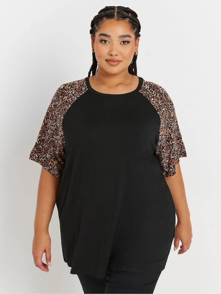 Yours Curve Contrast Leopard Print Sleeve T-Shirt - Bild 1 von 5 Yours Curve Contrast Leopard Print Sleeve T-Shirt - Bild 1 von 5