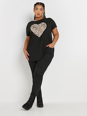 Yours Curve Leopard Heart Print T-Shirt - Bild 2 von 5