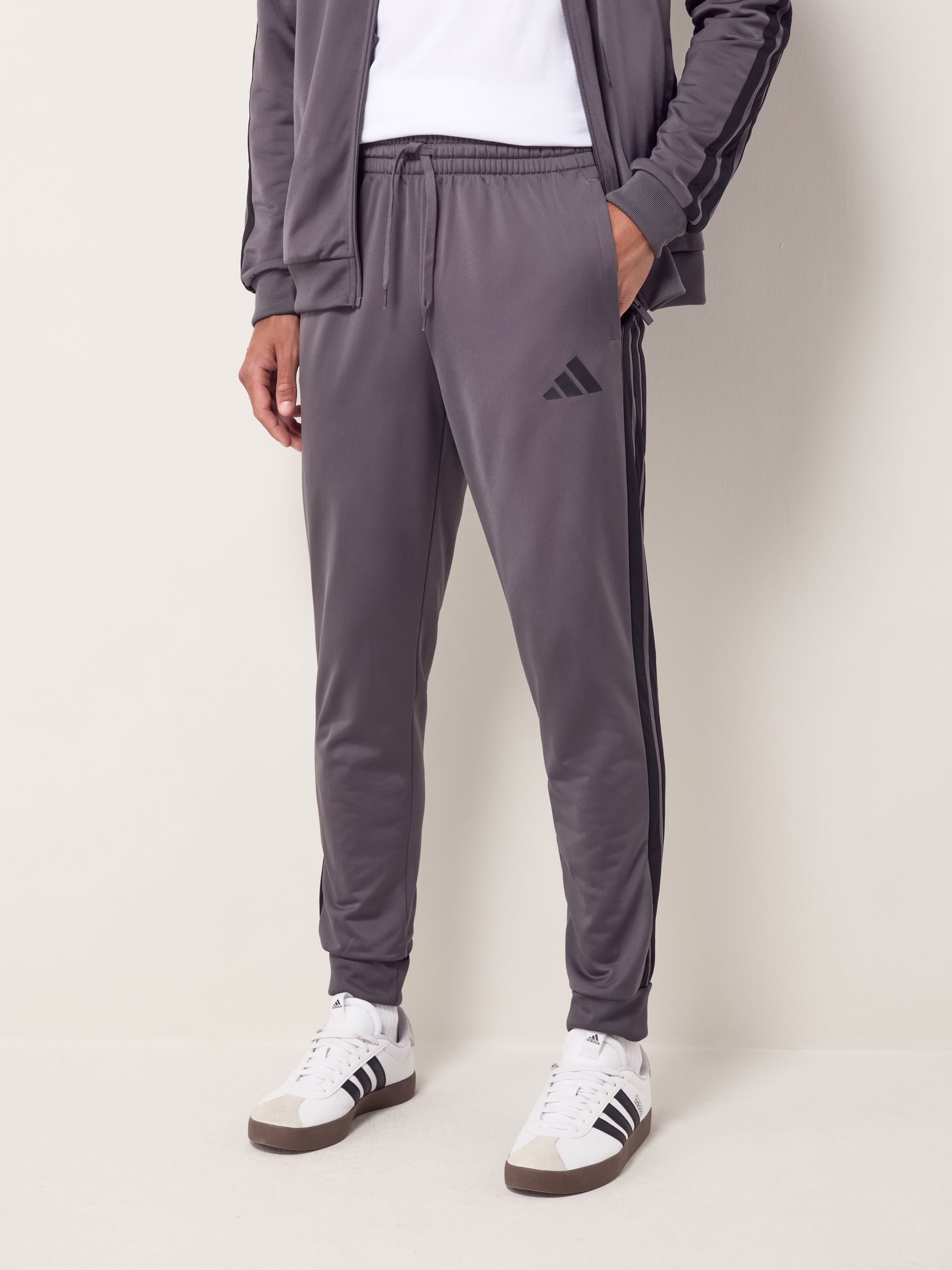 Cumpără Gri - Trening simplu din tricot cu 3 dungi adidas