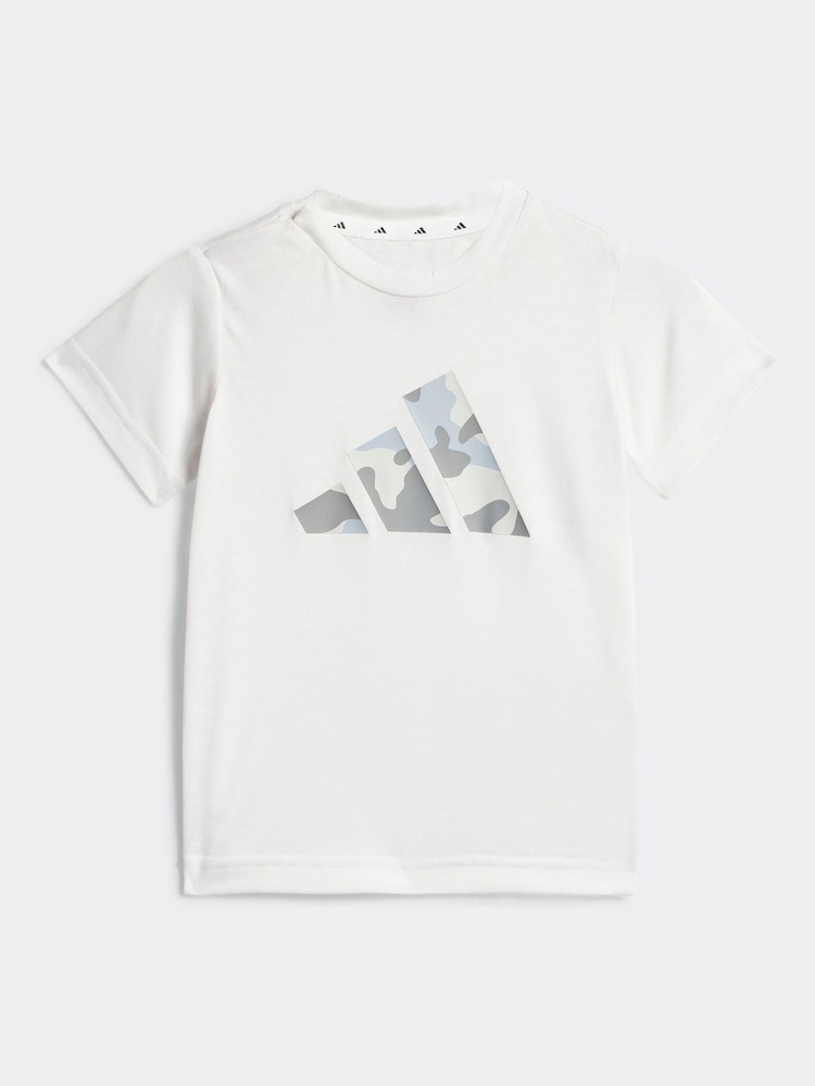أبيض - طقم تيشرت وشورت للأطفال الرضع بشعار مموه من تشكيلة Train Essentials من adidas - صورة 2 من 5