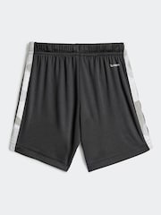أبيض - طقم تيشرت وشورت للأطفال الرضع بشعار مموه من تشكيلة Train Essentials من adidas - صورة 3 من 5