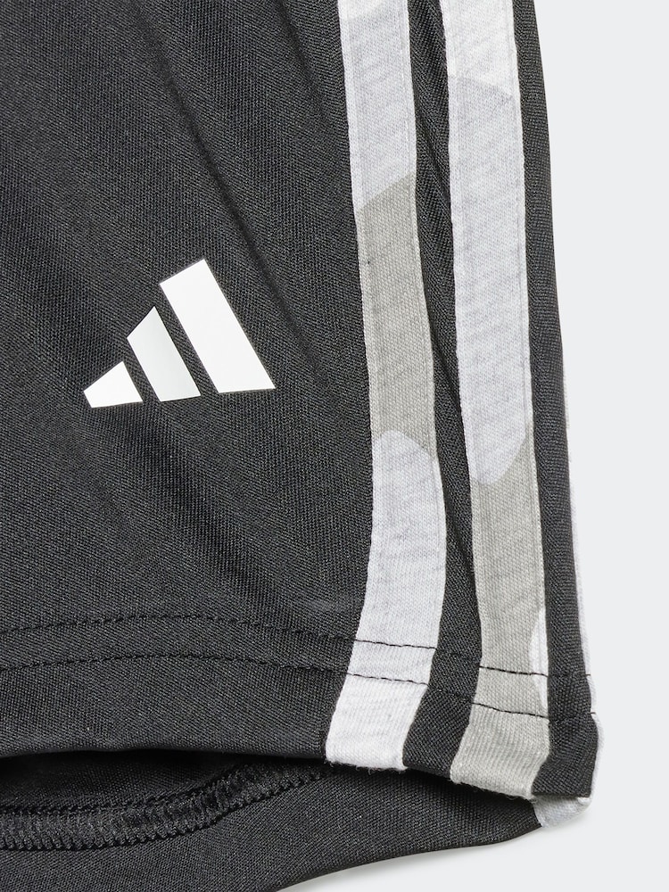 أبيض - طقم تيشرت وشورت للأطفال الرضع بشعار مموه من تشكيلة Train Essentials من adidas - صورة 5 من 5