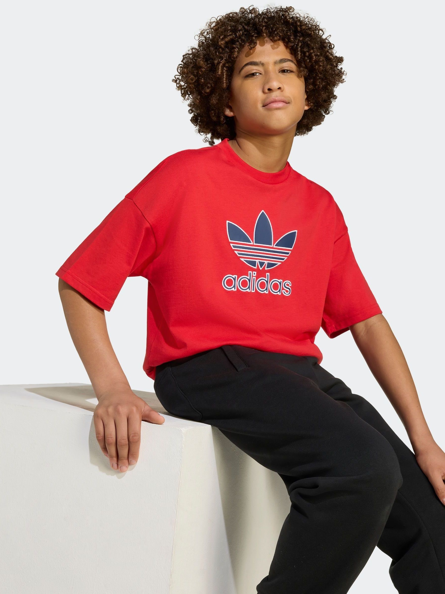 Next：日本 レッド - adidas Originals オーバーサイズ トレフォイル T