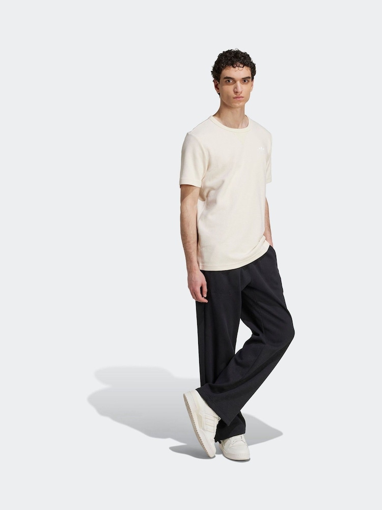 adidas Originals Black Trefoil Essentials Open Hem Tracksuit Bottoms - Image 2 of 2 adidas Originals Black Trefoil Essentials Open Hem Tracksuit Bottoms - Image 2 of 2