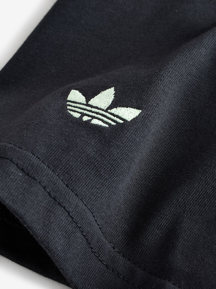 adidas Originals Black Spider Graphic Print Kids T-Shirt - Image 4 of 4 adidas Originals Black Spider Graphic Print Kids T-Shirt - Image 4 of 4
