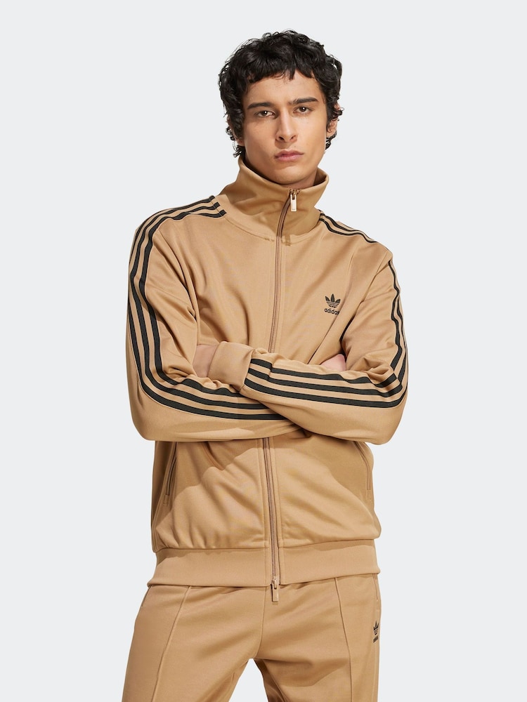بني - رداء علوي رياضي Adicolor Classics Beckenbauer من adidas Originals - صورة 1 من 5