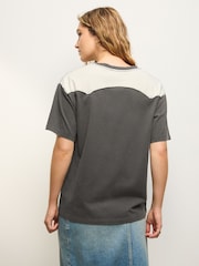 Cinza carvão - Camiseta esportiva grande com estampa gráfica, gola redonda, manga curta e lavada, com painéis contrastantes nos ombros - Imagem 3 de 7