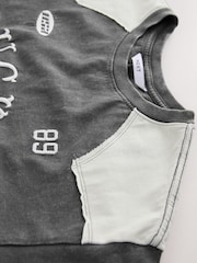 Cinza carvão - Camiseta esportiva grande com estampa gráfica, gola redonda, manga curta e lavada, com painéis contrastantes nos ombros - Imagem 6 de 7