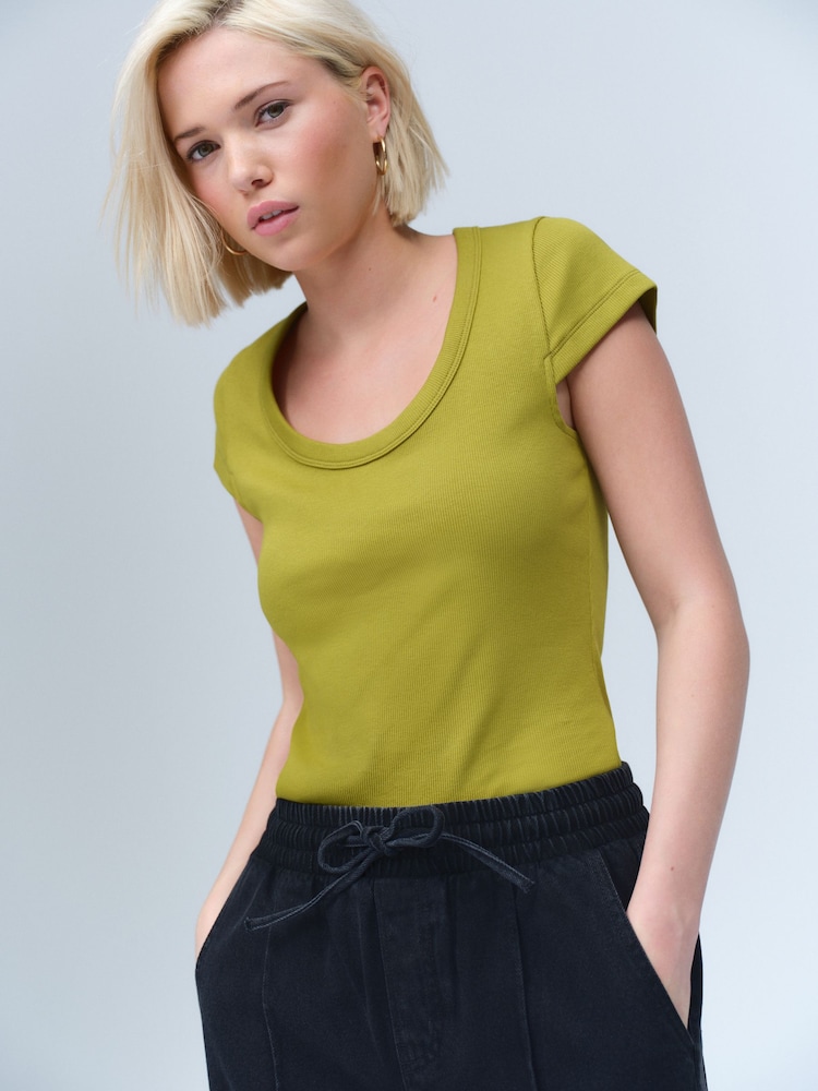 Verde oliva - Premium Ribbed Scoop Top - Imagen 2 de 7 Verde oliva - Premium Ribbed Scoop Top - Imagen 2 de 7