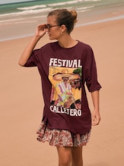 Vermelho Borgonha - Camiseta grande com Print gráfico de festival, short sleeve e Crew Neck - Imagem 1 de 7
