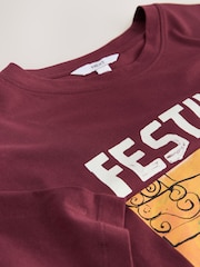 Vermelho Borgonha - Camiseta grande com Print gráfico de festival, short sleeve e Crew Neck - Imagem 7 de 7