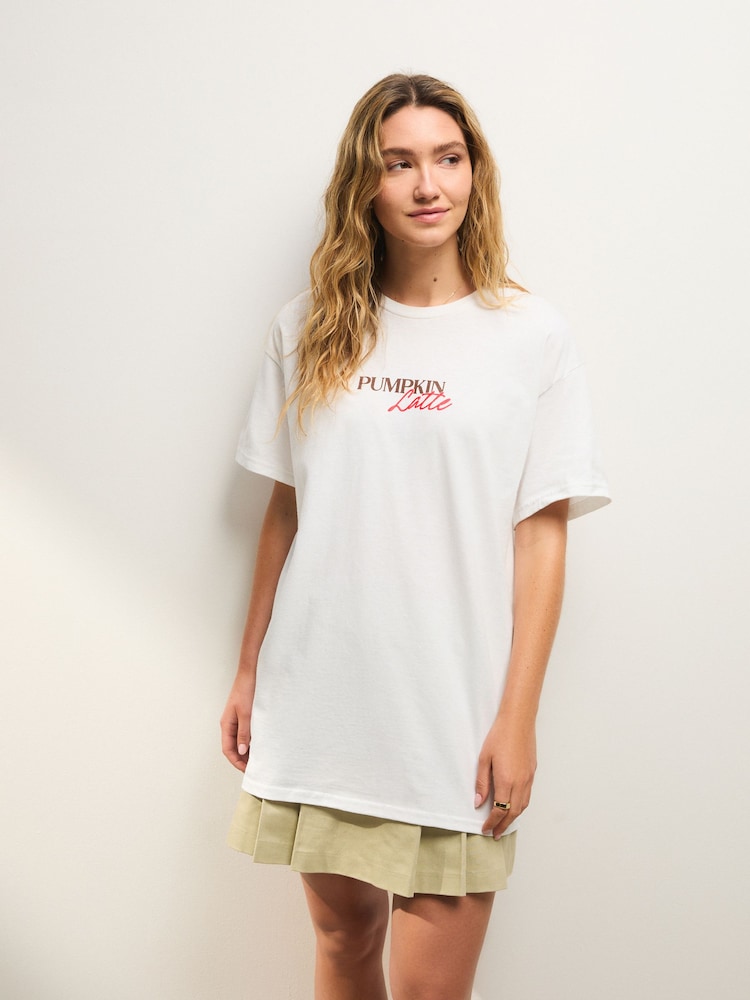 Ecru - Kürbis-Latte Rezept herbstliches Kurzarm-T-Shirt in Oversize-Länge mit Rundhalsausschnitt und Grafikprint - Bild 2 von 8 Ecru - Kürbis-Latte Rezept herbstliches Kurzarm-T-Shirt in Oversize-Länge mit Rundhalsausschnitt und Grafikprint - Bild 2 von 8