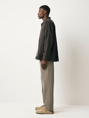 Marrón seta - Pleated Textured Chino Trousers - Imagen 2 de 10
