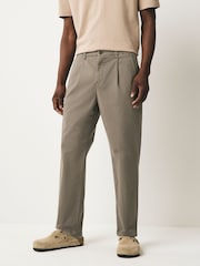 Marrón seta - Pleated Textured Chino Trousers - Imagen 3 de 10