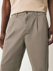 Marrón seta - Pleated Textured Chino Trousers - Imagen 5 de 10