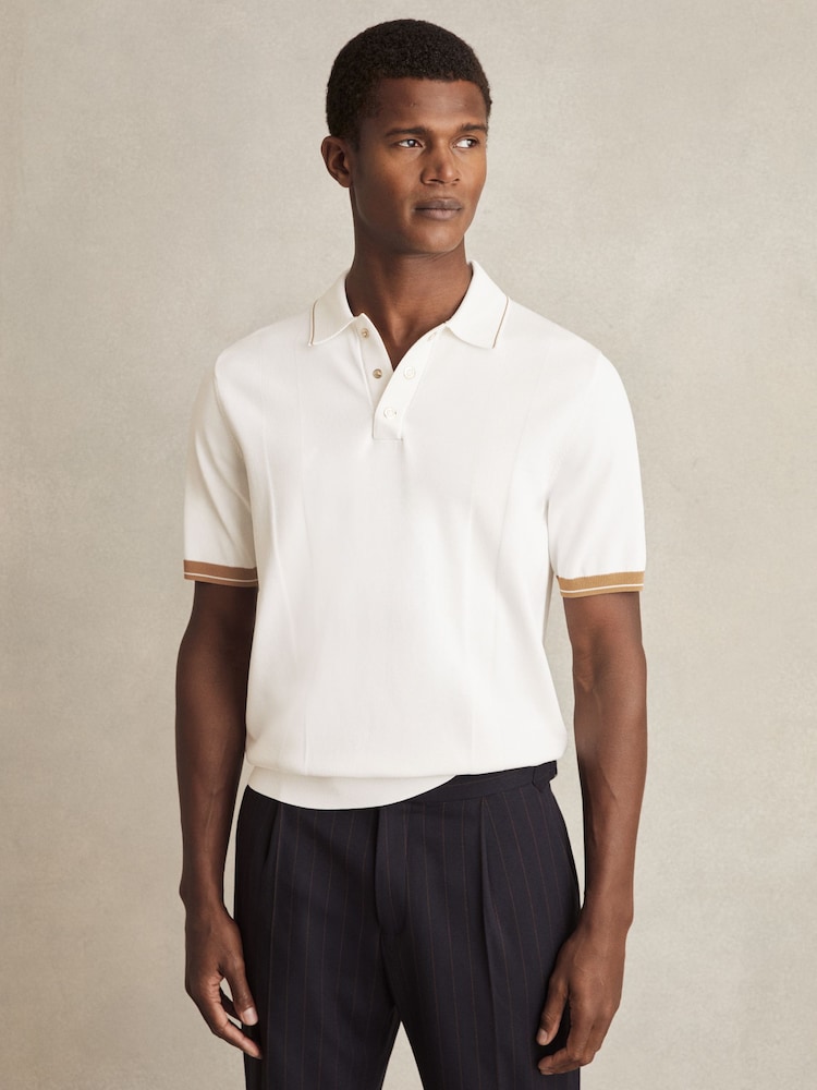 Weiß/Camel - Reiss Portman Strick-Poloshirt mit Zierstreifen - Bild 1 von 6 Weiß/Camel - Reiss Portman Strick-Poloshirt mit Zierstreifen - Bild 1 von 6