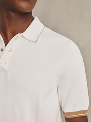 Weiß/Camel - Reiss Portman Strick-Poloshirt mit Zierstreifen - Bild 4 von 6
