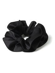 Aela Black Satin Ruched Scrunchies - Bild 2 von 3