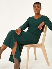 Grün - Roman – texturiertes Stretch-Midikleid mit V-Ausschnitt und Wellendesign - Bild 1 von 5