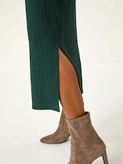 Grün - Roman – texturiertes Stretch-Midikleid mit V-Ausschnitt und Wellendesign - Bild 5 von 5