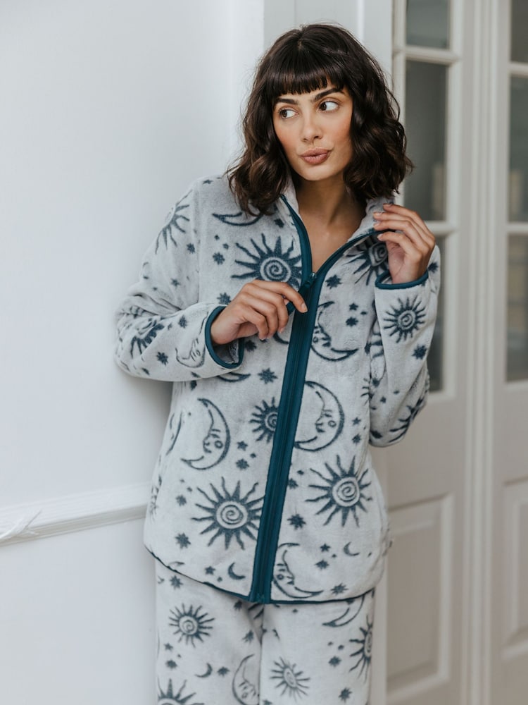 Chelsea Peers – Fleece-Set „Celestial Sky“ mit Jacket und Jogginghose in Ausbrenner-Optik - Bild 2 von 5 Chelsea Peers – Fleece-Set „Celestial Sky“ mit Jacket und Jogginghose in Ausbrenner-Optik - Bild 2 von 5