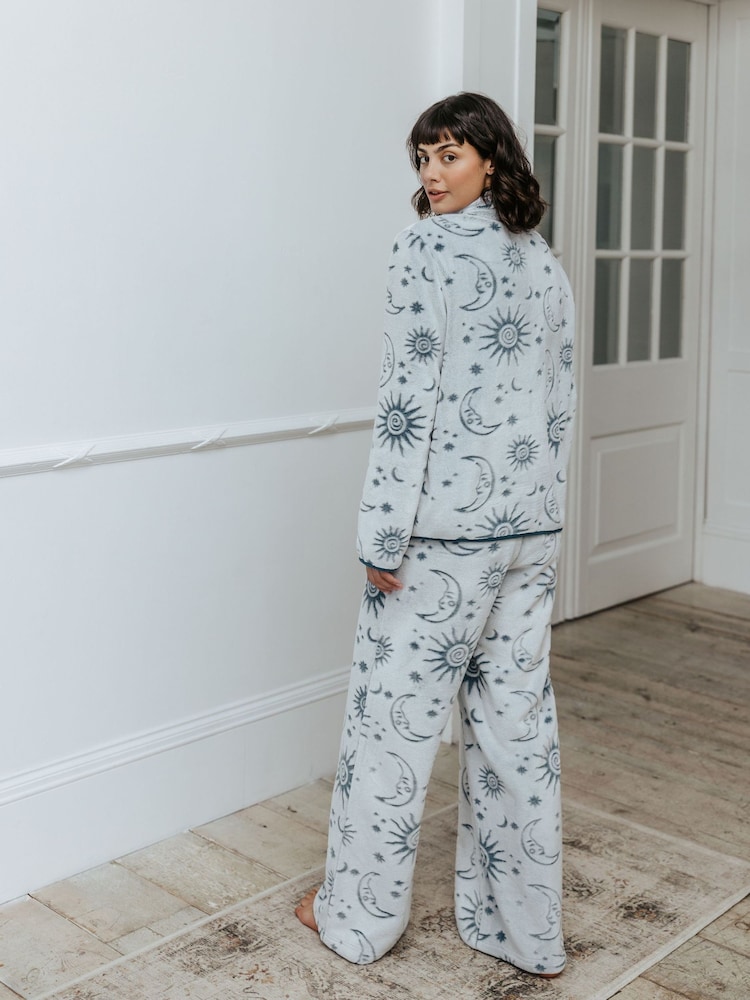 Chelsea Peers – Fleece-Set „Celestial Sky“ mit Jacket und Jogginghose in Ausbrenner-Optik - Bild 5 von 5 Chelsea Peers – Fleece-Set „Celestial Sky“ mit Jacket und Jogginghose in Ausbrenner-Optik - Bild 5 von 5