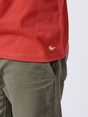 Rot - Aubin Newburgh T-Shirt im Relaxed Fit - Bild 5 von 6