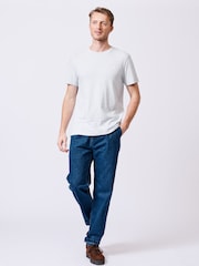 Blau - Aubin Hampton T-Shirt aus Baumwollleinen - Bild 3 von 5