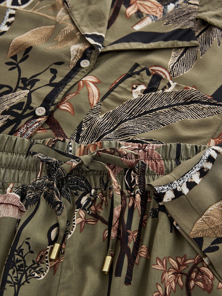 Khaki Grün Palme - Kurzer Pyjama mit durchgeknöpftem Oberteil - Bild 11 von 11 Khaki Grün Palme - Kurzer Pyjama mit durchgeknöpftem Oberteil - Bild 11 von 11