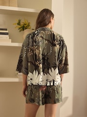 Verde caqui con palmeras - Conjunto de pijama corto abotonado - Imagen 3 de 11