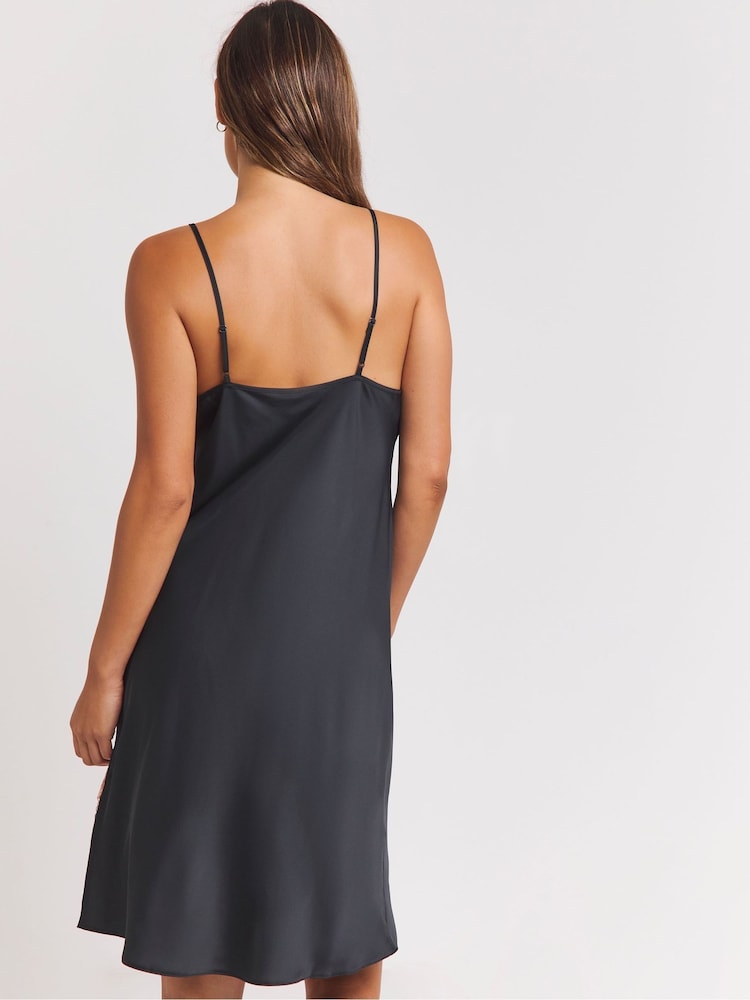 Camisola de renda longa Figleaves em cetim elástico preto - Imagem 2 de 4