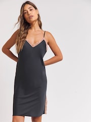 Camisola de renda longa Figleaves em cetim elástico preto - Imagem 3 de 4