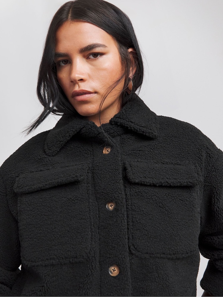 Schwarz - Simply Be — Oversized-Hemdjacke aus Fleece - Bild 4 von 4 Schwarz - Simply Be — Oversized-Hemdjacke aus Fleece - Bild 4 von 4